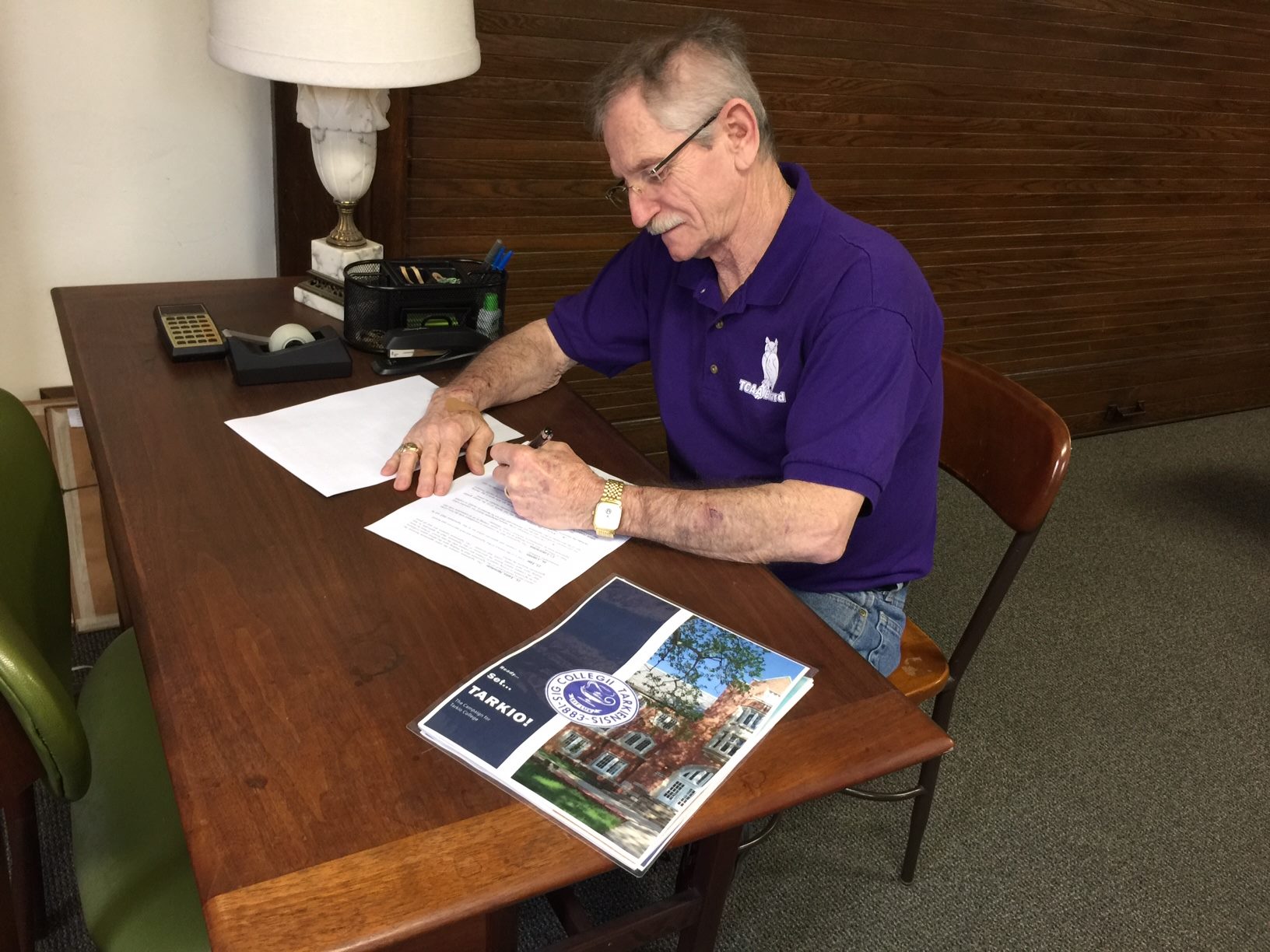 Wayne Gelston signing paperwork